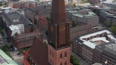 St. James Kilisesi 'nin yüksek kulesinde uçarken geniş caddelerin manzarası büyük tuğla binalarla çevrilidir. Özgür ve Hanseyatik Şehir Hamburg, Almanya