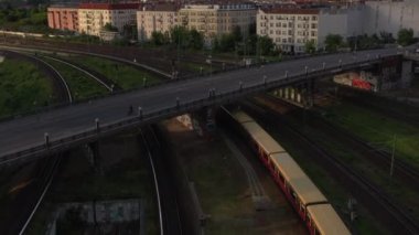 Bosebrucke Köprüsü 'nde S bahn trenini takip ediyoruz. Akşam saatinde şehir manzarası. Berlin, Almanya