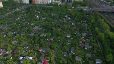 Arazi bahçelerinin üzerinden geriye doğru uç. Fernsehturm ile şehir manzarasını göster. Berlin, Almanya