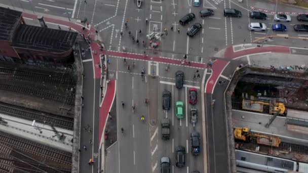 Wysoki kąt widzenia ludzi jeżdżących na rowerach w paradzie dumy. Temat społeczności LQBT z tęczowymi flagami. Wolne i hanzeatyckie miasto Hamburg, Niemcy — Wideo stockowe