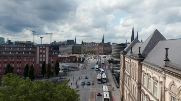 Forwards fly above heavy traffic on main thoroughfares in town. Busy multilane intersection in rush hour. Free and Hanseatic City of Hamburg, Germany — Stock Video
