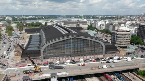 Vlieg rond Hamburg Hauptbahnhof. Luchtfoto van groot historisch gebouw, drukke transport terminal en verkeer in de straten naast. Vrije en Hanzestad Hamburg, Duitsland — Stockvideo