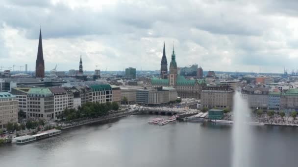 Vista aérea del centro histórico de la ciudad en el paseo marítimo del lago Binnenalster. Varias torres altas del ayuntamiento y las iglesias. Ciudad Libre y Hanseática de Hamburgo, Alemania — Vídeos de Stock