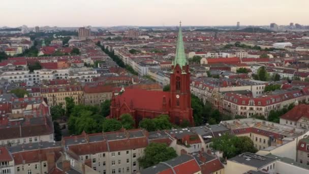 都市の都市地区の建物のパノラマ曲線の映像。ゲッセマネ教会の古いレンガ造りの神聖な建物。ドイツ・ベルリン — ストック動画
