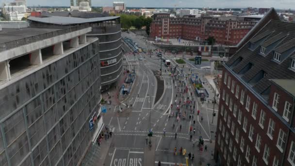 Vista aérea do Christopher Street Day. Desfile LGBT nas ruas da cidade. Grupo de ciclistas montando com tema de bandeira do arco-íris. Cidade Livre e Hanseática de Hamburgo, Alemanha — Vídeo de Stock