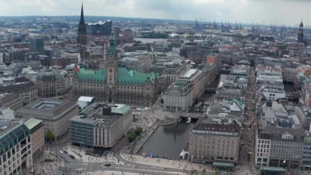 Lennä historiallisen keskustan yläpuolella kaupungintalolla ja kirkoilla. Taustalla nosturit. Vapaa ja Hanseatic City of Hamburg, Saksa — kuvapankkivideo