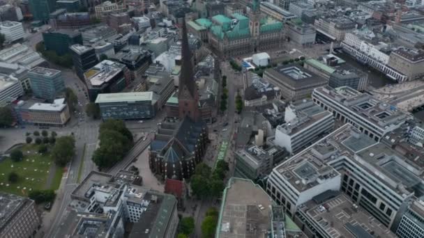 Slide och lutning bilder av historiska stadskärnan. Flygfoto över landmärken, kyrkor och stadshus. Fria och hanseatiska staden Hamburg, Tyskland — Stockvideo