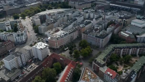 Şehir merkezinin panorama eğrisi. Süslü eski çeşmeli Hansaplatz Meydanı 'nın havadan görünüşü. Özgür ve Hanseyatik Şehir Hamburg, Almanya — Stok video