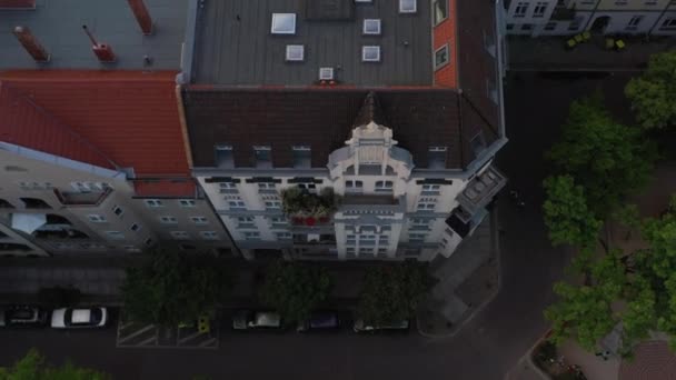 Luchtvogels oog boven hoofd naar beneden oplopend uitzicht op meerdere verdiepingen huurwoningen en straat met geparkeerde auto 's. Wonen in een stedelijke buurt. Berlijn, Duitsland — Stockvideo