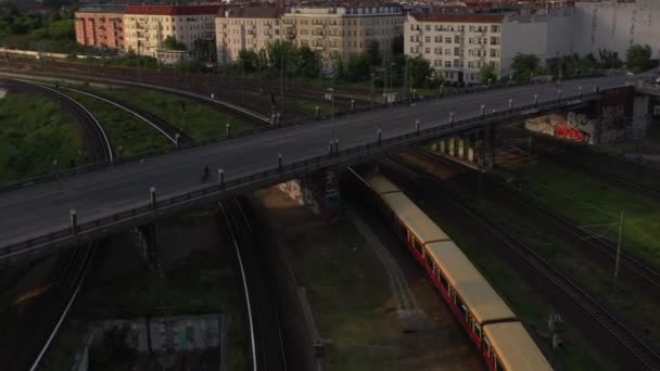 Śledzenie pociągu S bahn jadącego po torach na moście Bosebrucke. Scena miejska w godzinach wieczornych. Berlin, Niemcy — Wideo stockowe