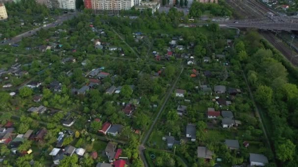 Baklengs flyr over blokkene av kolonihageanlegg. Vipp opp avsløringen av byen med Fernsehturm. Berlin, Tyskland – stockvideo