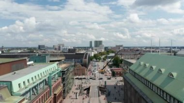 Hamburg Hauptbahnhof binası boyunca işlek caddenin üzerinde ilerliyorlar. Kamyon vinci yüzünden sokağın bir kısmı kapalı. Özgür ve Hanseyatik Şehir Hamburg, Almanya