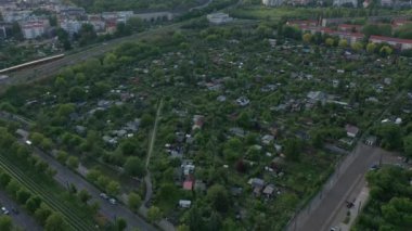 Kentsel çevredeki kamu bahçelerinin havadan görünüşü. Şehirde bir parça yeşillik. Berlin, Almanya