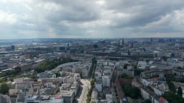 Forvetler şehir mahallelerinin üzerinde uçar. Eğilerek Hansaplatz Meydanı 'nı göster. Özgür ve Hanseyatik Şehir Hamburg, Almanya