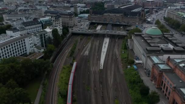 Vooruitzicht op de trein die aankomt in Hamburg Hauptbahnhof treinstation. Luchtopname van spoorlijnen en historisch gebouw. Vrije en Hanzestad Hamburg, Duitsland — Stockvideo