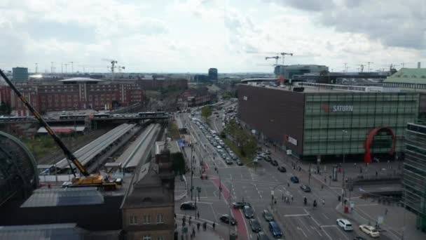 Voorwaarts vliegen boven drukke straten in de stad in de buurt van Hamburg Hauptbahnhof treinstation. Maak een schot van de kruising in de spits. Vrije en Hanzestad Hamburg, Duitsland — Stockvideo