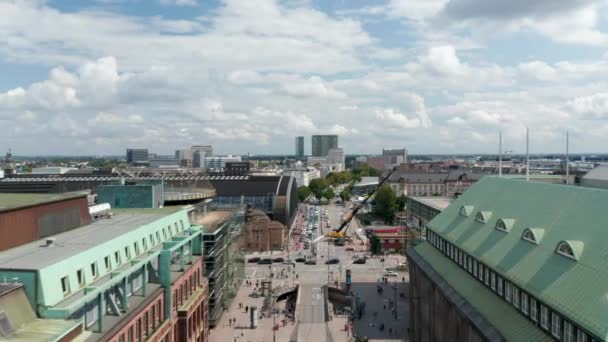 Avante voar acima da rua movimentada que conduz ao longo do edifício de Hamburgo Hauptbahnhof. Parte da rua está fechada devido ao trabalho de guindaste de caminhão. Cidade Livre e Hanseática de Hamburgo, Alemanha — Vídeo de Stock