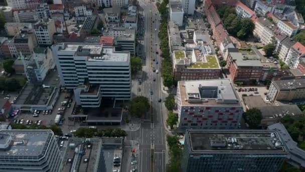 Şehirdeki modern binalar arasında geniş çoklu şeritli yolda giden arabaların hava görüntüsü. Geriye ve yukarı doğru eğilince şehir manzarası ortaya çıkıyor. Özgür ve Hanseyatik Şehir Hamburg, Almanya — Stok video