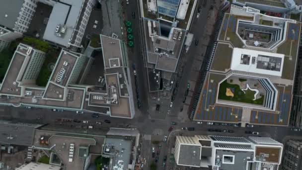 空中鸟瞰头顶俯瞰高大的商业和住宅建筑。飞过市中心的街道。德国汉堡自由汉萨城 — 图库视频影像
