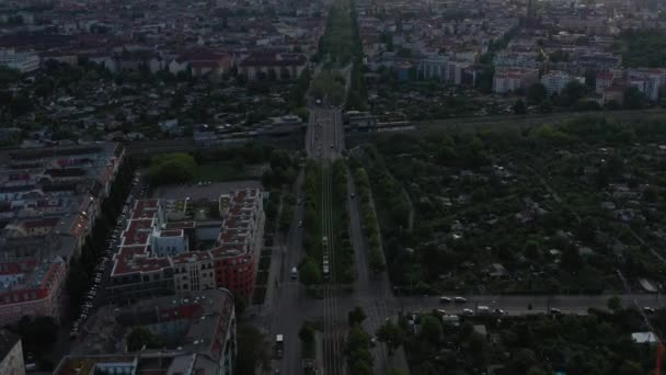 Luta upp avslöja av storstaden mot solnedgången himmel. Spårar spårvagnen som kör på gatan. Berlin, Tyskland — Stockvideo