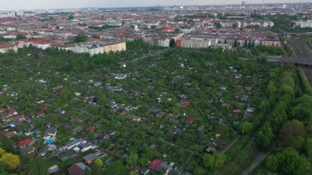 공중 파노라마의 전경에는 할당 된 정원 이 있는 도시 지역이 보인다. 도시의 온실이요. 독일, 베를린 — 비디오
