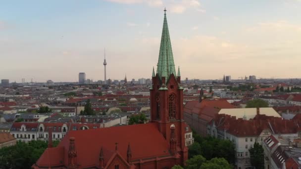 Un'orbita attorno alla snella torre della chiesa del Getsemani. Paesaggio urbano sullo sfondo. Vista aerea della città. Berlino, Germania — Video Stock