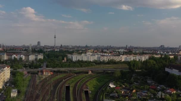 Riprese ascendenti del paesaggio urbano con Fernsehturm dominante. Vola sopra l'infrastruttura di trasporto ferroviario. Berlino, Germania — Video Stock