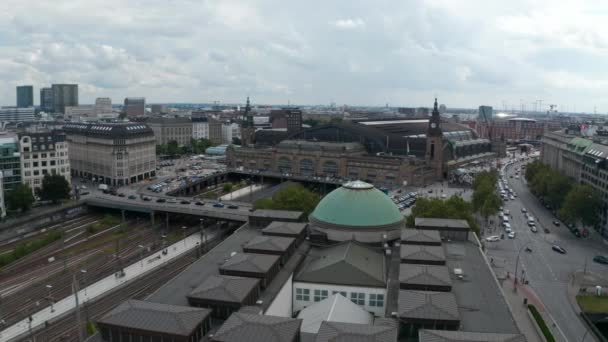 Fliegen um den Hamburger Hauptbahnhof. Mehrere Bahngleise mit Weichen und belebten Straßen neben dem Bahnhof. Freie und Hansestadt Hamburg, Deutschland — Stockvideo