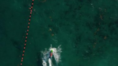 Şamandıra hattı boyunca jet ski. Karayip Denizi 'nde jet ski yaparken tatilin tadını çıkaran bir çift. Havadan Kuşların Gözü Tepeden Aşağıya Görünüm