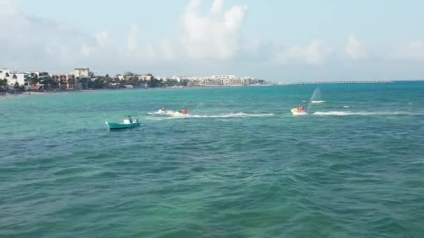 Çiftler jet ski yolculuklarını bitirip sahile dönüyorlar. Karayip Denizi 'nde su araçlarıyla hava manzarası — Stok video