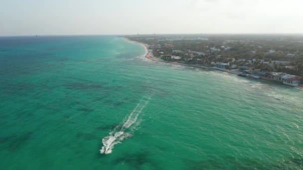 Sakin Karayip Denizi ve Playa del Carmen plajlarıyla nefes kesici bir hava manzarası. Jet ski binicisi sakin sularda geziyor — Stok video