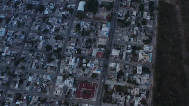 Revelando el enorme tamaño del complejo vacacional en Playa del Carmen. Vista aérea, inclinación hacia arriba — Vídeos de Stock