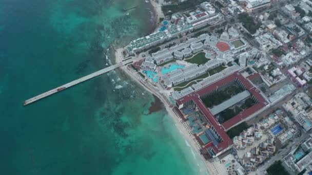 Luxuriöse Hotels und Ferienanlagen in Playa del Carmen, Mexiko. Atemberaubende Luftaufnahme — Stockvideo