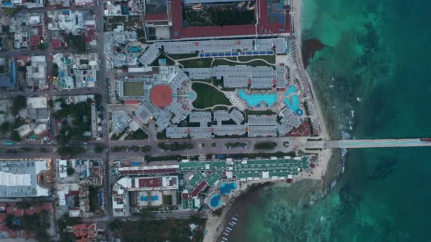 Flygfoto med karibiska resorts och lång brygga ovanför havet i Playa del Carmen. Flyg fåglar öga overhead uppifrån och ner Visa — Stockvideo