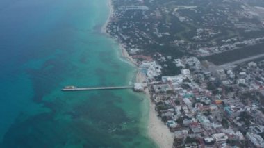 Playa del Carmen 'deki rıhtım manzaralı. Sarı yolcu gemisi rıhtıma yanaştı.