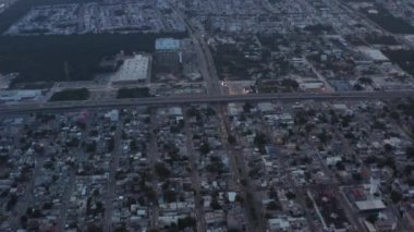 Playa del Carmen 'i geçen otobanın görüntüsü. Gün batımında hava görüntüsü