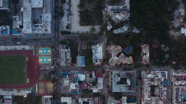 플라야델 카르멘의 옥상 이 있는 공중 도시 경관. 드론을 이용 한 공중 감시 — 비디오