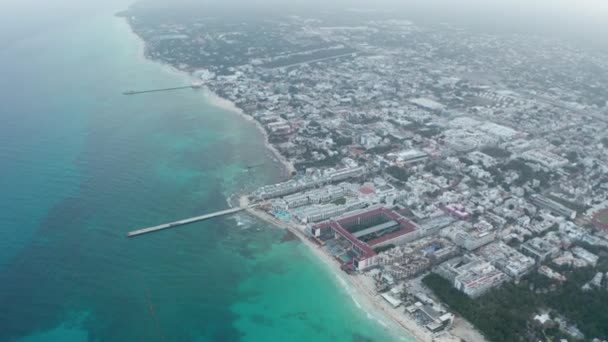 Resorts de vacaciones con piscinas en la costa del Mar Caribe. Vista aérea, inclinación hacia abajo — Vídeos de Stock