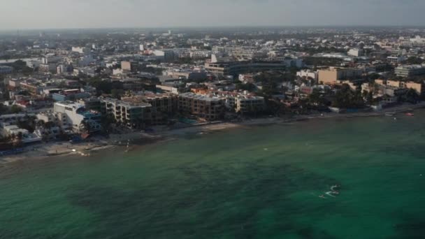 Playa del Carmen 'in havadan manzarası. Karayip Denizi kıyısında kumlu sahili olan Meksika Tatil Köyü. Turistler sakin sularda jet ski yapıyorlar. — Stok video