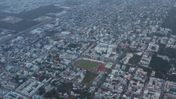 Estadio de fútbol en el centro de la ciudad en Playa del Carmen, México. Vista aérea, zoom — Vídeos de Stock