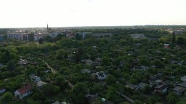 Demiryolu raylarının yanındaki tahsis bahçelerinin üzerinde uç. Kentsel mahalleyi ortaya çıkarıyor. Öğleden sonra güneşini izle. Berlin, Almanya