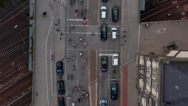 Ochi de păsări aeriene deasupra capului în jos panning vedere a unui grup mare de bicicliști care participă la Christopher Street Day, parada comunității LGBT mândrie. Orașul liber și hanseatic Hamburg, Germania — Videoclip de stoc