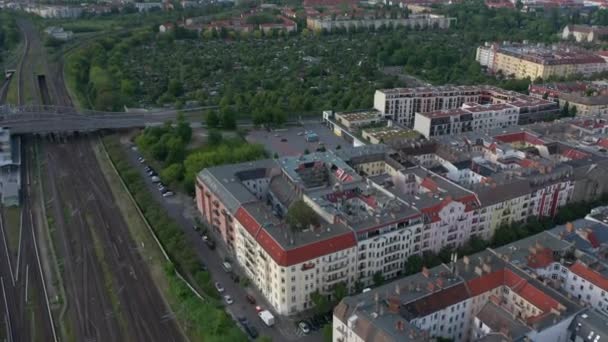 A frente voa acima da linha ferroviária de várias vias em Bosebrucke. Incline-se revelar de edifícios no bairro urbano. Berlim, Alemanha — Vídeo de Stock