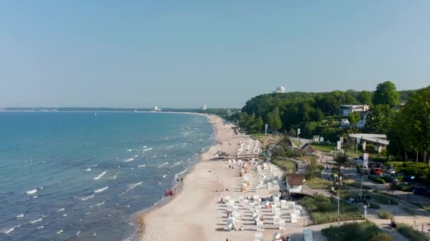 Берегова лінія на узбережжі Балтійського моря Вид повітряних дронів у Шарбеці, Німеччина, вперед, день — стокове відео
