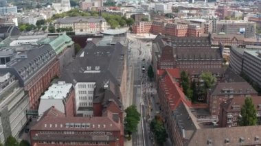 Geniş caddede bisiklet süren bir grup bisikletçinin görüntüsünü takip edin. Şehirdeki insanları hava yoluyla protesto etme ya da gösterme. Özgür ve Hanseyatik Şehir Hamburg, Almanya