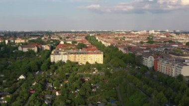Kentsel mahallenin havadan panoramik görüntüsü. Parlak öğleden sonra güneşiyle aydınlatılan yüzler. Berlin, Almanya