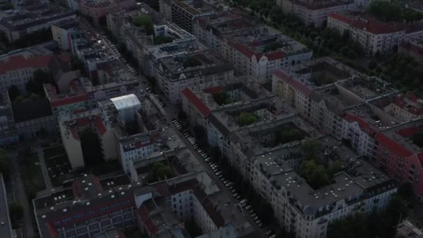Vorne fliegen Mietshäuser in urbanen Gegenden. Wohnviertel der Stadt. Berlin, Deutschland — Stockvideo