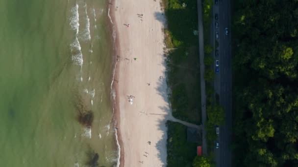 Aves aéreas vista desde arriba hacia abajo vista de la playa de la costa del mar Báltico con gente caminando en la orilla, Scharbeutz, Alemania, adelante, día — Vídeo de stock