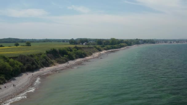 Piccola spiaggia a Brodten, Germania, di fronte al Mar Baltico in una giornata soleggiata e tranquilla, avanti, giorno — Video Stock