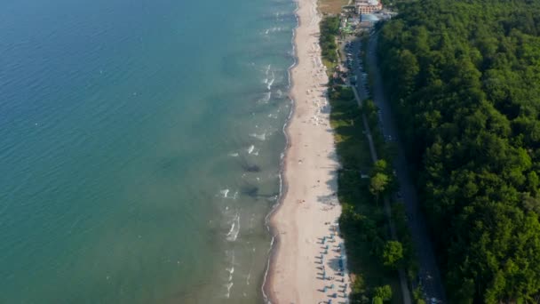 Dronă aeriană uimitoare care zboară deasupra plajei turistice a Mării Baltice din Scharbeutz, Germania, păpușă în, zi — Videoclip de stoc